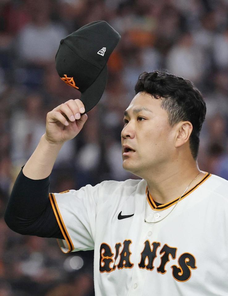 １回を終え、ベンチに戻る田中将