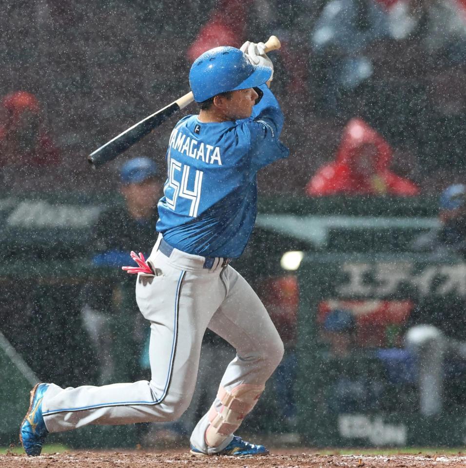 １２回、勝ち越しとなる２点適時二塁打を放つ山県（撮影・北村雅宏）