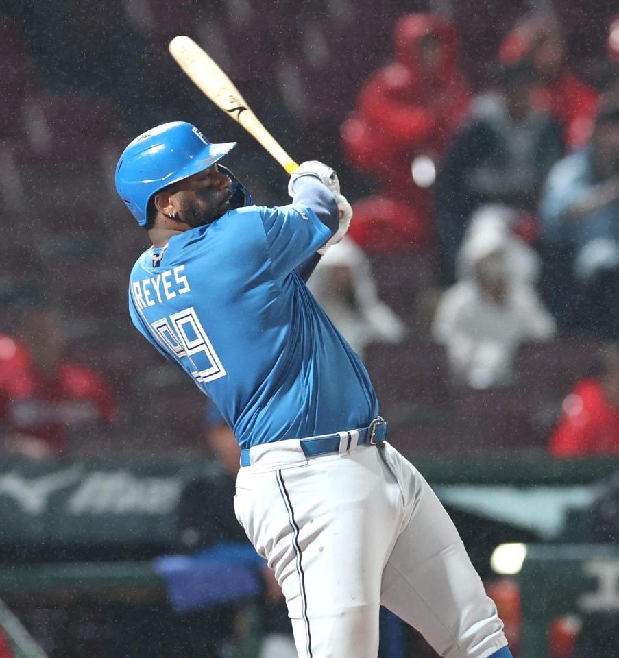 ８回、勝ち越しとなる適時二塁打を放つレイエス（撮影・北村雅宏）