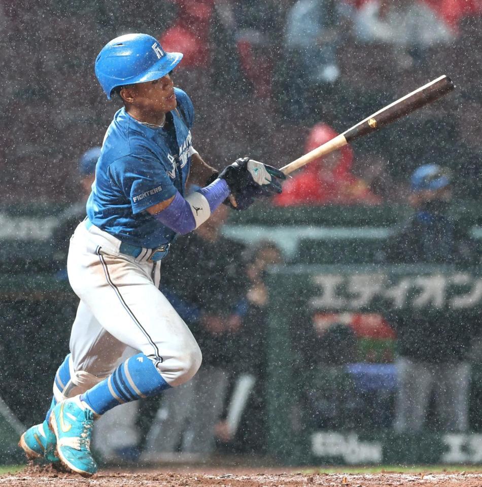 １２回、適時打を放つ万波（撮影・北村雅宏）