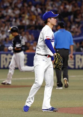 　１回、ソフトバンク・栗原（奥）に先制２ランを浴びた金丸
