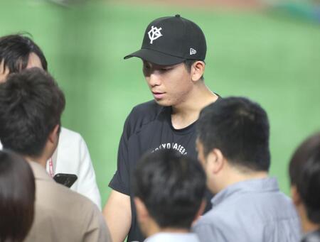 練習後、報道陣の質問に答える戸郷（撮影・西岡正）