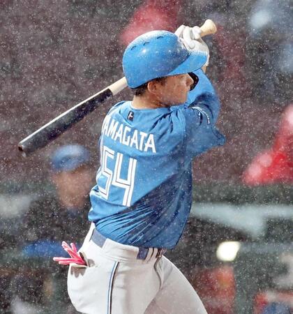 　１２回、勝ち越しの２点二塁打を放つ山県（撮影・北村雅宏）