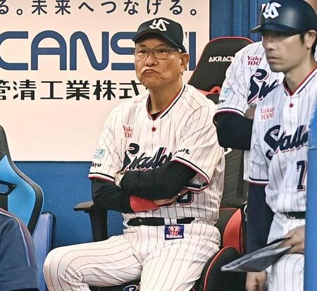 　３回、ベンチで険しい表情を見せる池山監督（撮影・開出牧）