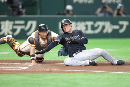 ４回、若月の二塁打で本塁を突くもアウトになる山中（撮影・西岡正）