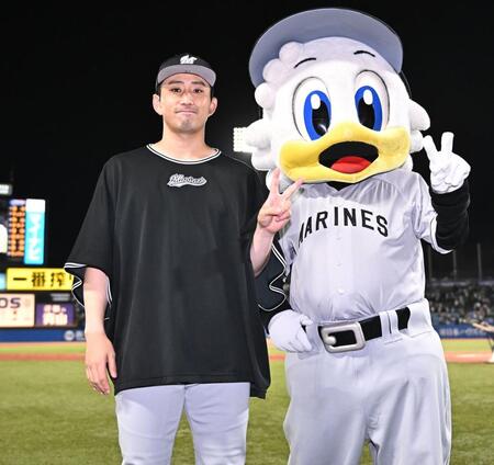 今季２勝目を挙げポーズを決める小島（撮影・開出牧）