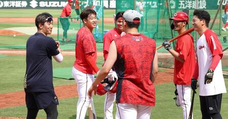 練習中、広島ナインと談笑する西川（左端）＝撮影・北村雅宏