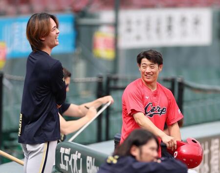 練習中に寺西と談笑する勝田（右）＝撮影・北村雅宏