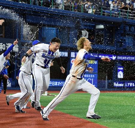 リプレー検証の結果、アウト判定が覆りサヨナラ勝ち。決勝のホームインを決めたＤｅＮＡ・三森太貴（右）は牧秀悟（中央）から歓喜のシャワーを浴びる＝４日
