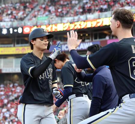 １回、先制ソロを放ち、タッチを交わす中川（左）＝撮影・北村雅宏