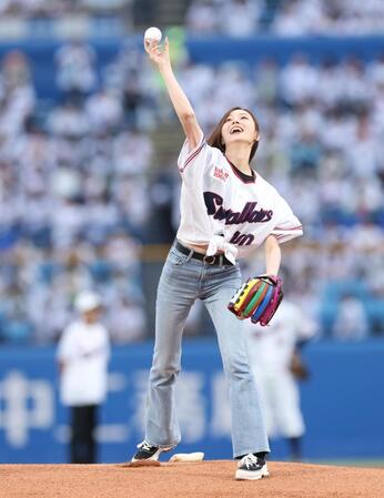 始球式を務める梅澤美波（撮影・金田祐二）