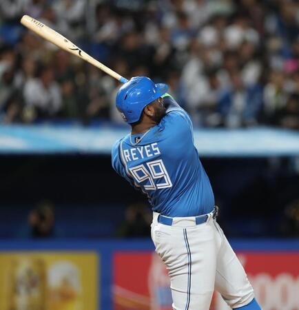 ７回、左越えに同点ソロを放つレイエス（撮影・金田祐二）