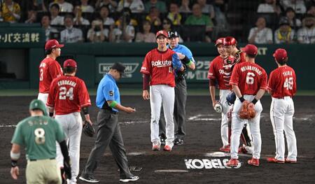 ５回、阪神に先制を許し、岸の元に集まる楽天ナイン（撮影・飯室逸平）