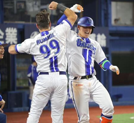 ５回、ソロを放ち、ヒュンメル（左）とタッチを交わす松尾（撮影・西岡正）