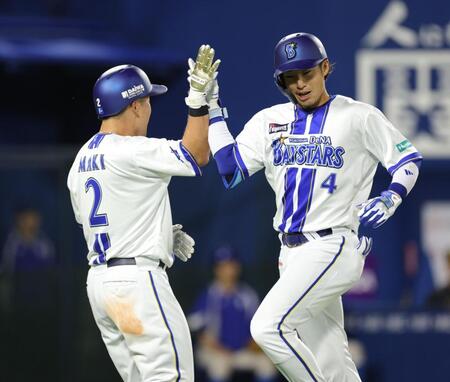 ５回、２ランを放ち、牧秀悟（左）とタッチを交わす度会（撮影・西岡正）