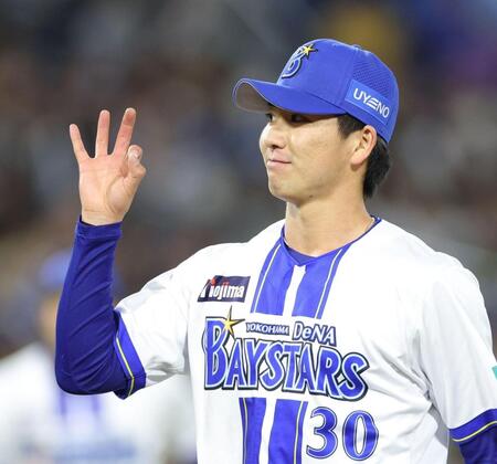 ７回、無失点に抑え、笑顔でＯＫマークを出す篠木（撮影・西岡正）