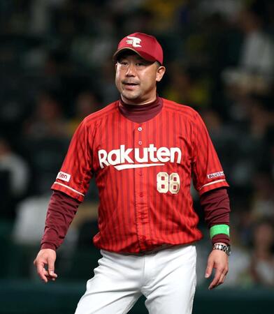 ８回、選手交代を告げベンチに戻る三木監督（撮影・山口登）