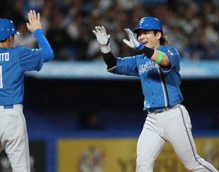 延長１１回、右越えに勝ち越しソロを放ち笑顔で生還する水野（撮影・金田祐二）