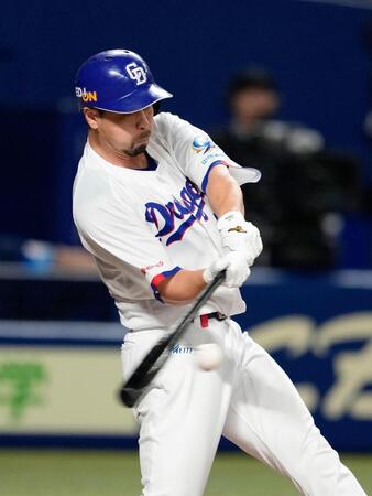 ９回、代打阿部が右前にサヨナラ打を放つ