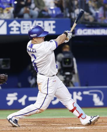 　３回ＤｅＮＡ無死一、二塁、牧が中越えに逆転３ランを放つ＝横浜