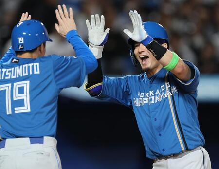 延長１１回、右越えに勝ち越しソロを放ち笑顔で生還する水野（撮影・金田祐二）
