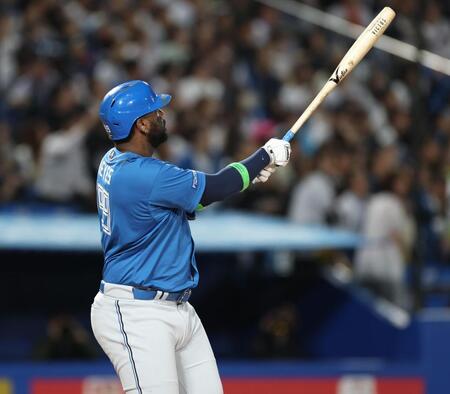 ７回、左越えに同点ソロを放つレイエス（撮影・金田祐二）