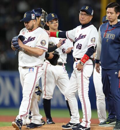 延長１１回、キハダを交代させる池山監督（撮影・金田祐二）