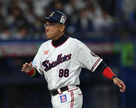 厳しい表情の池山監督（撮影・金田祐二）