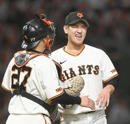初完投勝利で５勝目を挙げた井上（右）＝撮影・園田高夫
