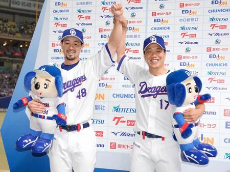 お立ち台でポーズをとる阿部（左）と柳