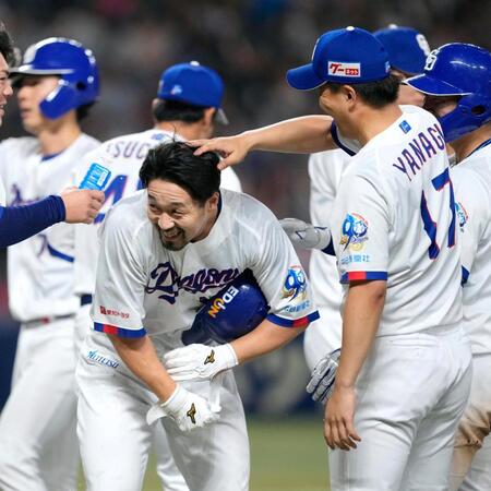 代打でサヨナラ打を放ち、柳（右）にねぎらわれる阿部