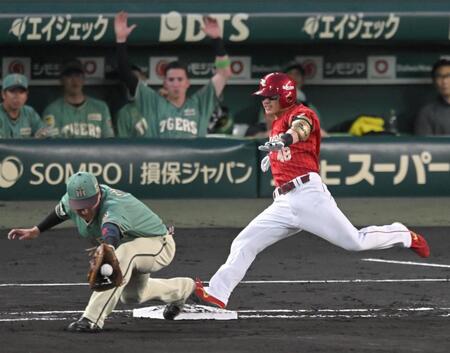 ４回、内野安打で出塁する平良（撮影・飯室逸平）