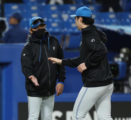 柳川を迎える新庄監督（撮影・金田祐二）