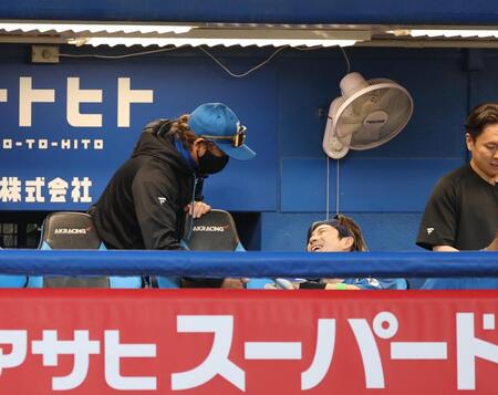 延長１１回、勝ち越しソロを放った水野を祝福する新庄監督（撮影・金田祐二）