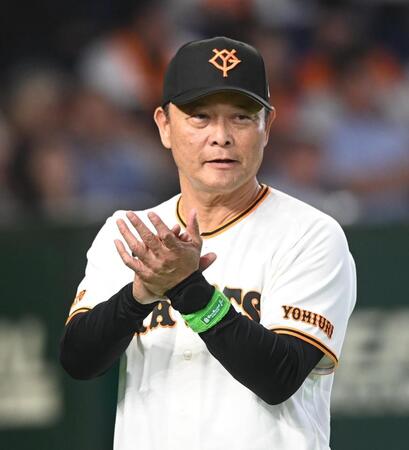 ８回、選手交代を告げ拍手を送る橋上監督代行（撮影・園田高夫）