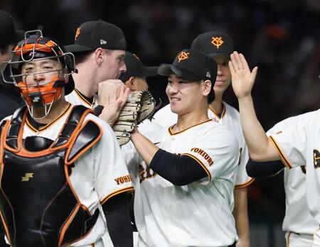 ロッテに勝利しナインとタッチを交わす井上（中央）