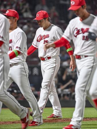 　オリックスと引き分け、肩を落として引き揚げる広島・新井監督（中央）＝マツダ