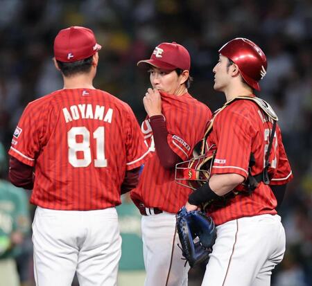 ４回、岸（中央）はピンチを迎え青山コーチがマウンドに行く（撮影・山口登）