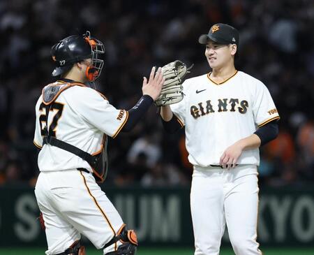 完投し、捕手の岸田とタッチを交わす井上