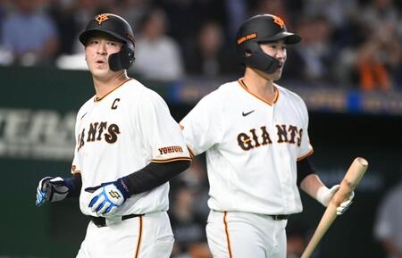 ５回、先制ホームを踏んだ岸田（左）を迎える井上（撮影・園田高夫）