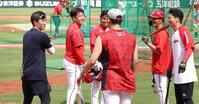 練習中、広島ナインと談笑する西川（左端）＝撮影・北村雅宏