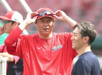 練習中に西川（右）と談笑する新井監督（撮影・北村雅宏）