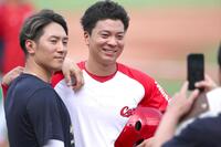 練習中、西川（左）と記念写真に納まる大盛（撮影・北村雅宏）