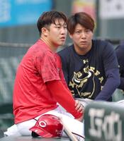 練習中に来田と談笑する小園（左）＝撮影・北村雅宏