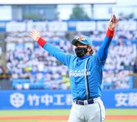 メンバー表を交換し声援に応える新庄監督（撮影・金田祐二）