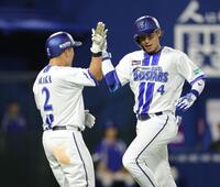 ５回、２ランを放ち、牧秀悟（左）とタッチを交わす度会（撮影・西岡正）