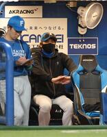 ベンチで戦況を見守る新庄監督（撮影・金田祐二）