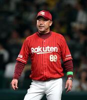 ８回、選手交代を告げベンチに戻る三木監督（撮影・山口登）