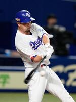 ９回、代打阿部が右前にサヨナラ打を放つ