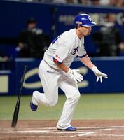 ９回、代打阿部が右前にサヨナラ打を放つ